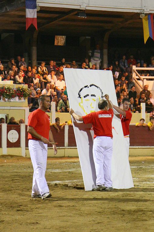 Arènes Parentis 13-08-2010
Croque-vache contre les Pompiers!!