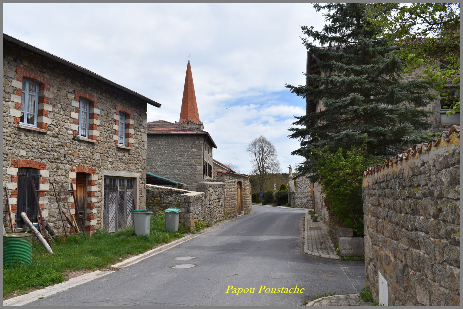 L'altitude moyenne de Beaune-sur-Arzon est de 920 mètres environ. Sa superficie est de 14.38 km². Sa latitude est de 45.28 degrés Nord et sa longitude de 3.815 degrés Est. Les villes et villages proches de Beaune-sur-Arzon sont : Chomelix (43500) à 2.25 km, Jullianges (43500) à 3.42 km, Félines (43160) à 5.63 km, Saint-Georges-Lagricol (43500) à 5.85 km, Craponne-sur-Arzon (43500) à 6.25 km.