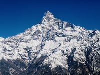 Du blanc partout, des sommets à perte de vue, des vallées incroyables, des gorges secrètes, l'Annapurna lui même et ses 4 sommets (8 091 m le plus haut) , le Dhaulagiri (8 167 m), l'Hiunchuli (6 441 m), le Machapuchare ou "Fish Tail" (6 993 m), le sacré, l'invaincu, le fier, le sauvage, le Mardi Himal (5 587 m), un parterre de stars, un véritable défilé de princes...