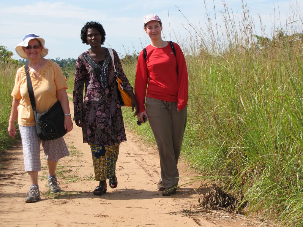 Cet album illustre le voyage de Sandrine, Mado et Yvon, qui sont allés à la rencontre du peuple Congolais et de tous ceux qui font vivre l'Institut Saint Pierre de Tubulucu.