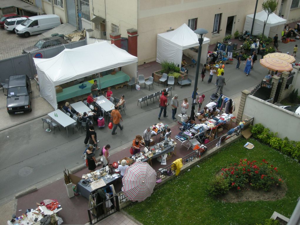 La Fête de la rue à lieu en juin depuis 9 ans, initialement un samedi, puis depuis 3 ans un dimanche. A cet effet, la portion de la rue située entre le carrefour avec la rue de Romainville et la bibliothèque est fermée à la circulation de 8h à