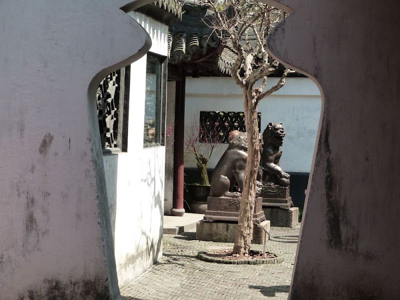 Le jardin Yu est situé dans la vieille ville de Shanghai. C'est l'un des plus beaux parcs de Chine. Il regroupe tous les éléments nécessaires à l'harmonie, à la réflexion et à la sérénité.