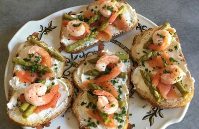 Tartines fraîches à la truite fumée et aux asperges vertes