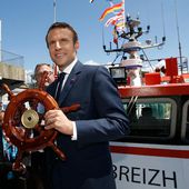 Quand Macron plaisante sur les bateaux qui "amènent du Comorien" à Mayotte
