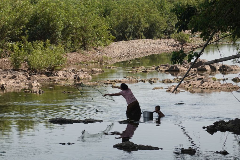 Les chutes d'eau sont à sec, mais le long du sentier, les scènes de vie se succèdent.