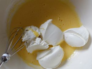 Ajouter le mascarpone et battre au fouet pour obtenir une crème bien lisse.... Monter les blancs d'oeuf en neige bien ferme...