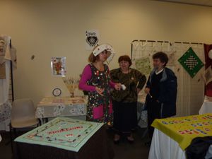 Sandrine et Françoise ont porté la robe à tour de rôle pour le téléthon. Grand merci à elles car la robe était lourde.