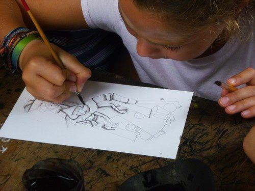 Les enfants se sont également essayés à l'exercice. Les peintres leurs avaient préparés des dessins aux crayons, ils devaient réaliser les ombres.
