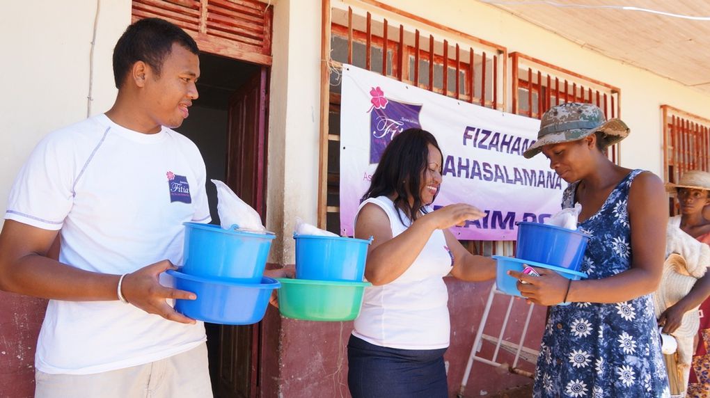 Les membres de l'Association FITIA, fondée et présidée par Mialy Rajoelina, au secours des sinistrés du cyclone Haruna à Sakaraha. Photos: Harilala Randrianarison
