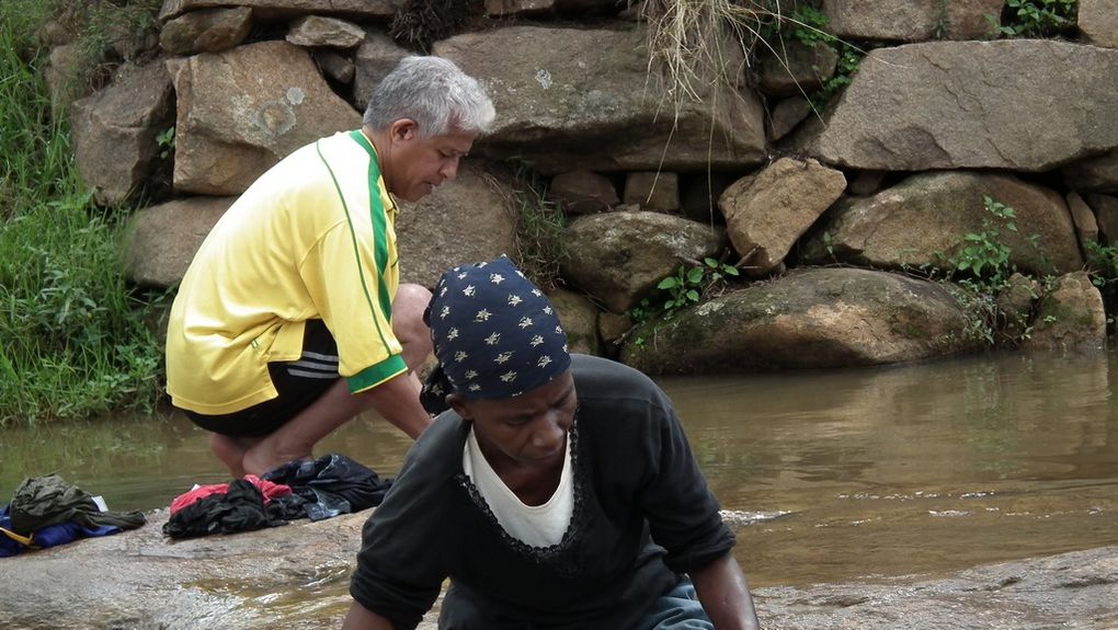 Ampasimbe RN2. Chez les Malgaches, il est de coutume, dans la semaine après le décès d'un proche, de laver le linge (habits, linge de maison). Photos : Jeannot Ramambazafy