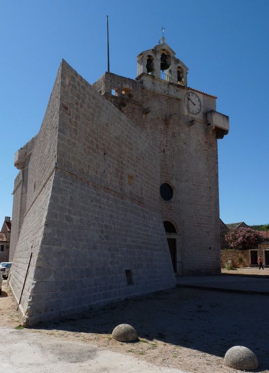 L'église fortifiée de Stari Grad (Croatie)