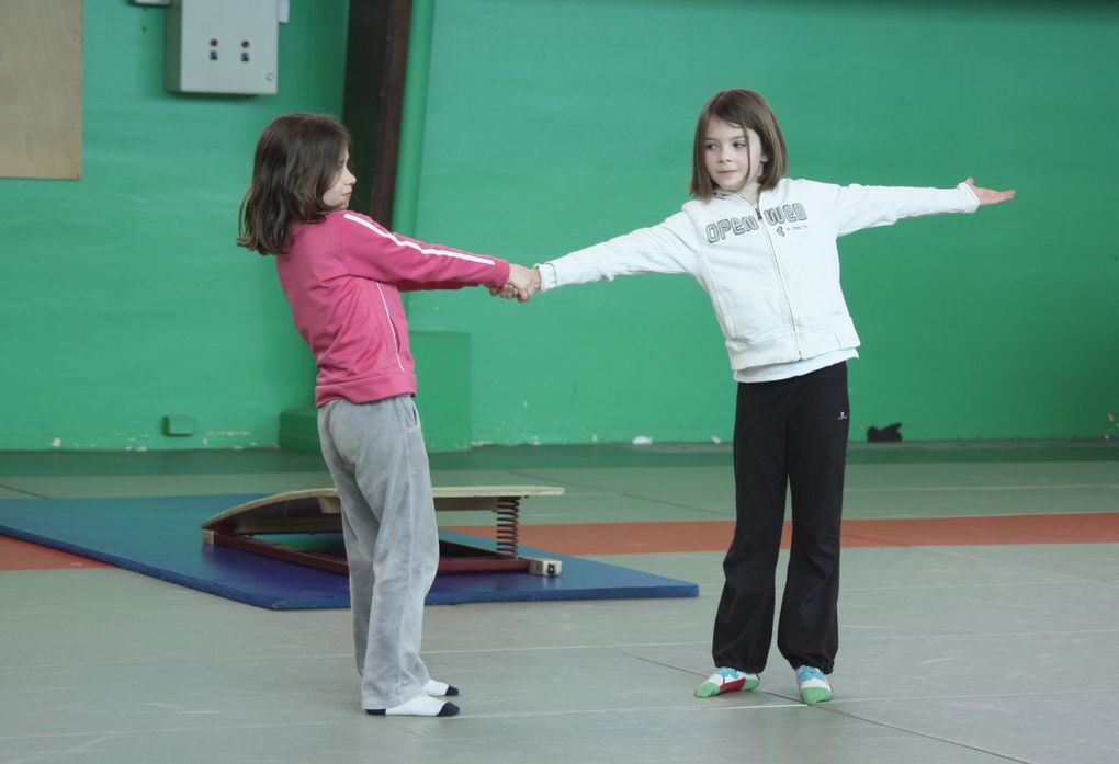 Photos des démonstrations de gym'acro et cirque présentées au parents à la fin du stage qui se déroulait à la Bourgonnière du 7 au 11 mars 2011.