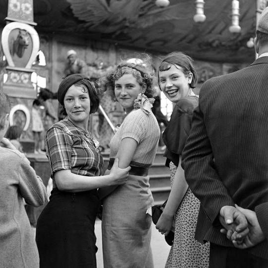 Gaston Paris. Femmes dans une fête foraine, Paris, 1935.