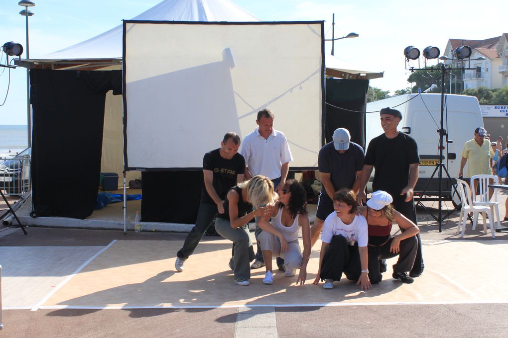 Sur le front de mer entre le casino et un bar bercé par les vagues, Royan au rythme du Rock'n'Roll avec le spectacle " Swing to the Rock" présenté par DANSE PROJECT. Soirée organisée par l'Association Générale de Pontaillac, présidée par Mad