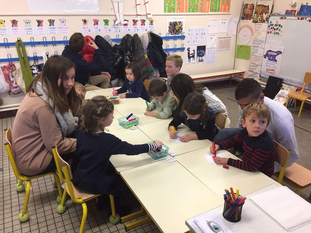 L'opération de solidarité à laquelle, aidés par des collégiens, les enfants de maternelle ont aussi participé.