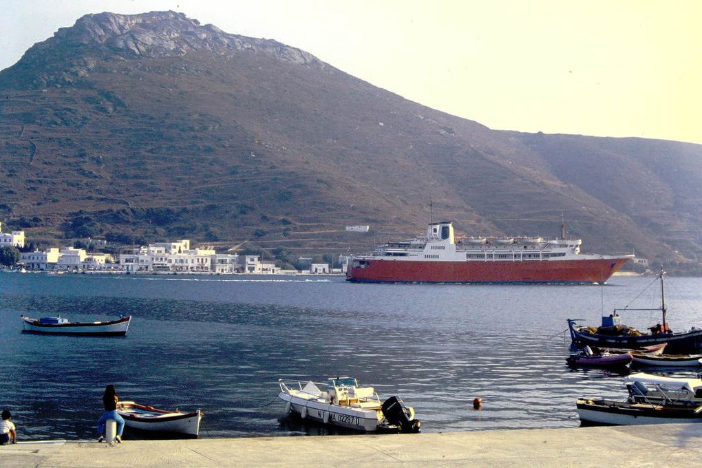 Amorgos, qui n'est reliée à la Grèce que par le ferry, pas d'avion, doit beaucoup de son charme à Katapola. Ce petit port, abrité au fond d'une baie profonde,  vivait tranquillement au rythme de l'arrivée des ferrys passant devant le rocher immergé de la statue de la Vierge, face au cimetière marin ( dia 4 ). Nombreux étaient les jeunes qui devaient émigrer, faute de travail; les plus chanceux s'embarquaient pour des mois sur les cargos ou chalutiers grecs. Le boom touristique a tout changé; l'été des milliers de touristes débarquent des ferrys, la route reliant Katapola au nord a été goudronnée, il y a des locations de voitures, de scooters, des dizaines d'emplois ont été créés dans la restauration. Ceci dit, l'île n'a rien perdu de son charme et  on peut aisément s'y balader à pied, sans guide. A commencer par le site précycladique de Minoa ( dernières dias ) , en haut de Katapola: c'était un petit palais, voilà 3000 ans ! Il y règne une atmosphère unique... 