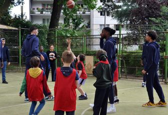 Rencontre entre les jeunes de l’Escale Brizeux et les basketteurs professionnels du CEP Lorient Breizh Basket : une belle illustration d’un partenariat qui fait sens