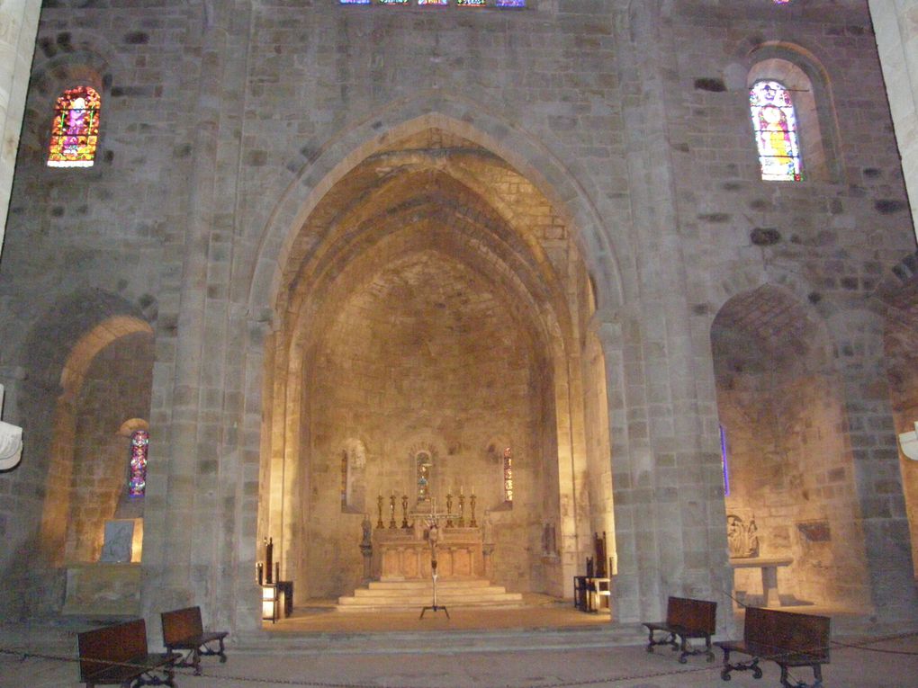 L'abbaye de Fontfroide est une abbaye cistercienne située dans la commune de Narbonne dans le département de l'Aude en France