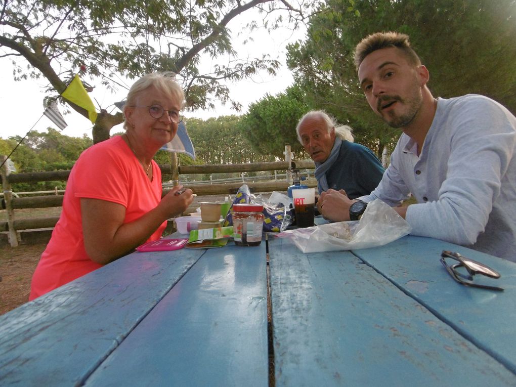 Camping au Centre Equestre de Mirepeisset - avec Ronan notre motard préféré  - Mila et son melon d'eau