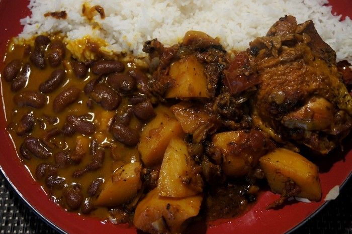 Assiette de cari de poulet pommes de terre comme à la Réunion