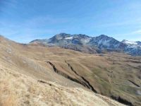 Au col de la Bauche de Mio avec une vue vers l'est. A l'ouest, le Roc du Sérac. Vers le sud, la crête enneigée qui mène à la Pointe de la Vélière.