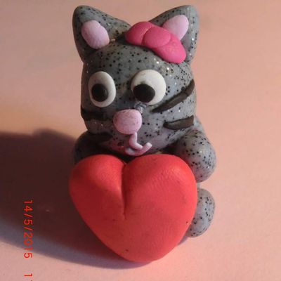 chat qui tient un coeur <3