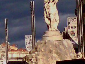 La vie d'Esteban à Montpellier avec son mur de paroles à la fac et un tableau volé par les Caciques