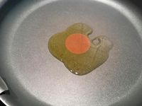 2 - Faire blondir l'échalote à la poêle dans un filet d'huile d'olive. Retirer et réserver, puis faire suer le poireau émincé sur feu moyen jusqu'à ce qu'il soir cuit. Réintégrer l'échalote en fin de cuisson et assaisonner avec sel et poivre.