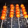 Brochettes de tomates cerises glacées au sucre et aux herbes