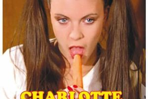 Charlotte mouille sa culotte !