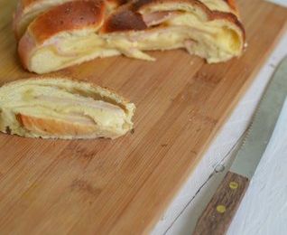 Brioche tressée au jambon et au fromage