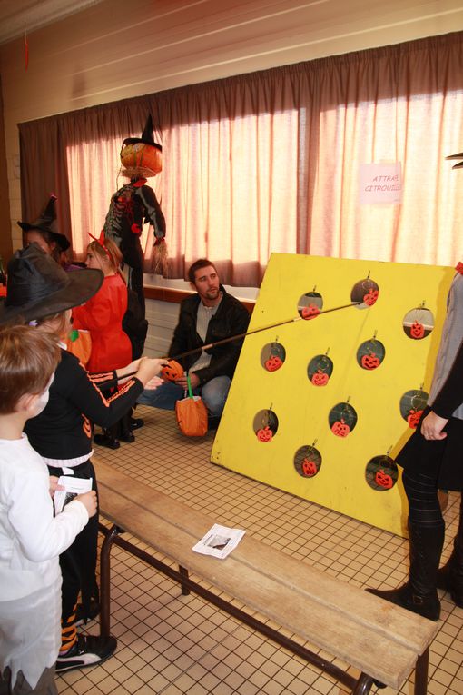 Un échantillon des activités proposées, un petit circuit dans le labyrinthe et tous les magnifiques épouvantails qui ont envahi la salle des Aulnes ce samedi-là !