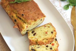 Cake au mascarpone, poivrons, olives noires et billes de mozzarella