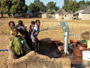 L'installation d'une pompe à eau pour le village.