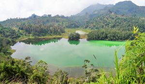 Les beaux lacs couleur émeraude de Dieng :-)