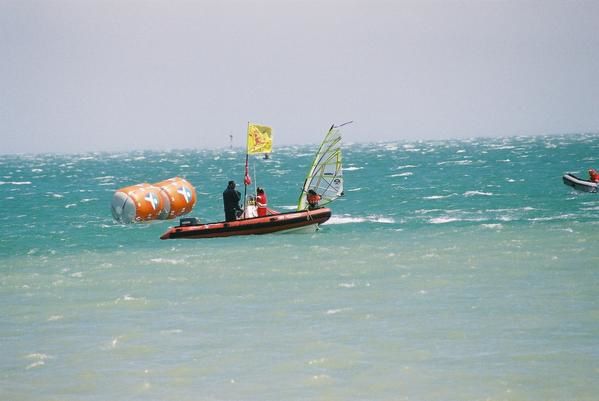 <p>Mai 2005 , véritable defi wind....des manches entre 20 et 30 kms... nav en 3.4 mega à la rue avec des claques à 55/60 noeuds.......mais ça passe sur le plat.</p>
<p>Bord de largue ok, bord de prés dur dur....</p> MOn meilleur defi wind