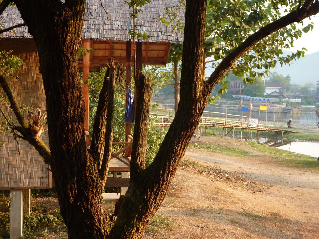 Vang Vieng.
Au choix : visite de cavernes impressionnantes, ou tubing (vous derivez sur la riviere dans une chambre a air, et des bars sur la rive vous envoient une corde pour venir chez eux...) et grand n'importe quoi assez stupefiant...