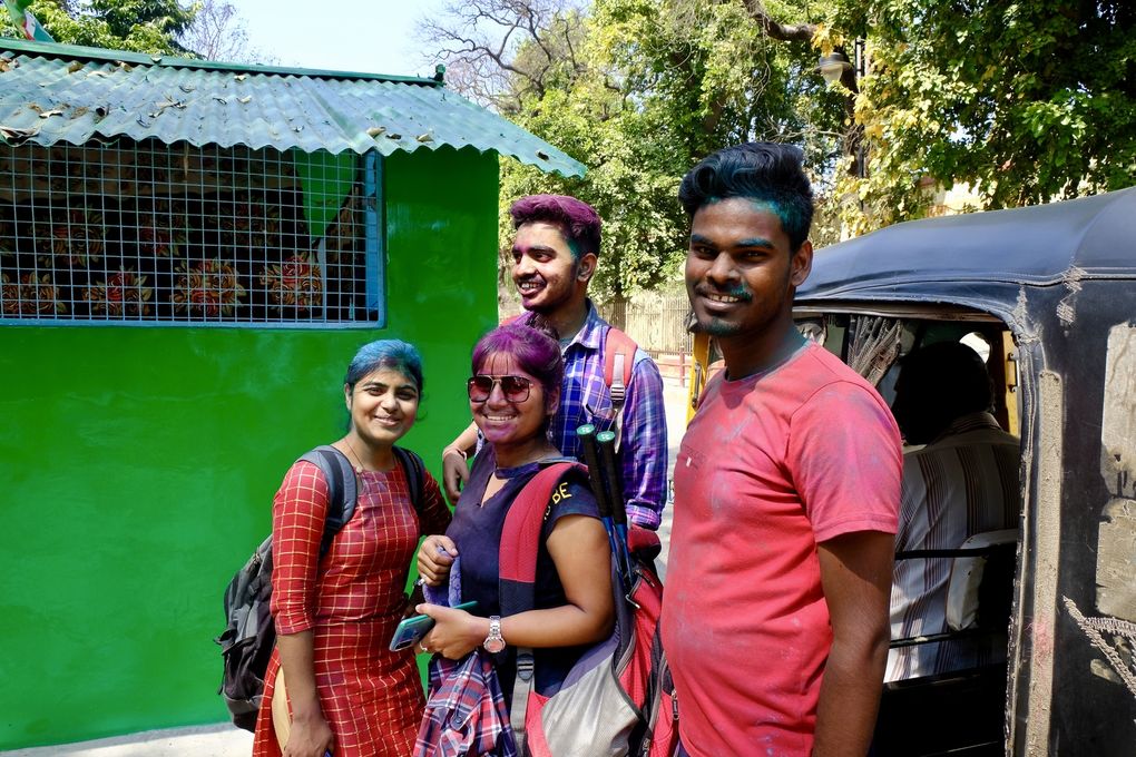 Ici on devine la proximité de la fête de Holi (en fait 2 jours après mon départ, quel regret!!!!!), les visages sont plein de couleurs et de joie. Et comme d'habitude les écoliers sont disciplinés et présents au rendez-vous, ils participent à mon trombinoscope avec sérieux. Puis pour saupoudrer de poésie ce paysage de visages, quelques figures locales et autres artisans au savoir faire éternel 