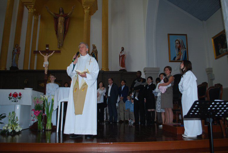 Par ce dimanche de Pâques, deux grands évènements : La messe de Pâques pendant lequel Inès a été baptisé, la chasse aux oeufs dans notre résidence pour Bertille.