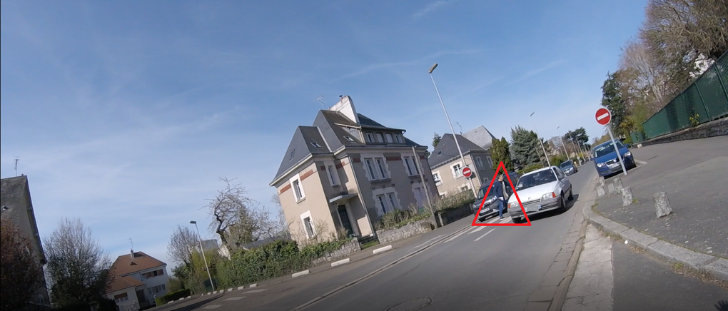 Blois, rue Leclerc, le 6 avril 2018,  le piéton a failli être heurté par un jeune automobiliste qui ne s'est pas arrêté ! 