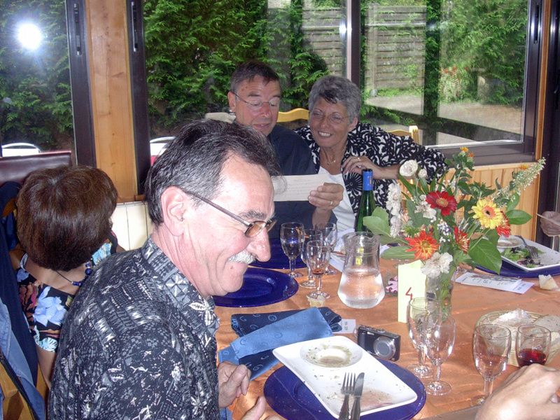 Collection des photos prises le 6 septembre 2009 lors du repas de retrouvailles où 39 convives heureux, étaient tout à la joie de revoir leurs copains et copines de classe.