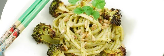 PASTA UDON CON PESTO ASIÁTICO & BRÉCOL ASADO