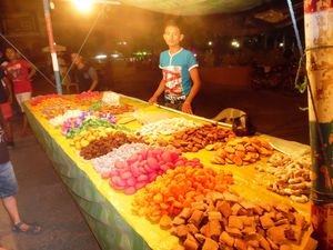 Le marché public d'Otavalo et un vendeur de sucreries (très bonnes!)