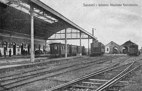 La photo ici est une vue ancienne, une scène figée, de la gare de Sassari, en Sardaigne.