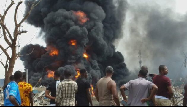 NIGERIA  :  Vidéos d'étudiants évacués de leur auberge de jeunesse après l'explosion d'un pipeline à Abule Ado