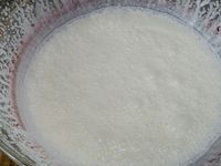 2 - Essorer bien la gélatine et l'incorporer à la pulpe de mandarines et mélanger jusqu'à ce que la gélatine soit bien intégrée à la pulpe. Fouetter la crème fleurette très froide et le sucre restant. Préparer un récipient dans lequel verser un fond de rhum ou de fleur d'oranger.
