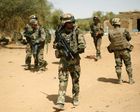 Un soldat béninois témoigne de la présence des troupes françaises dans la région de Kandi qui participent aux opérations avec les Forces armées du Bénin (Afrique Media) 