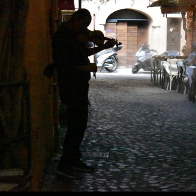 LE VIOLONISTE DE LA PENOMBRE A ROME