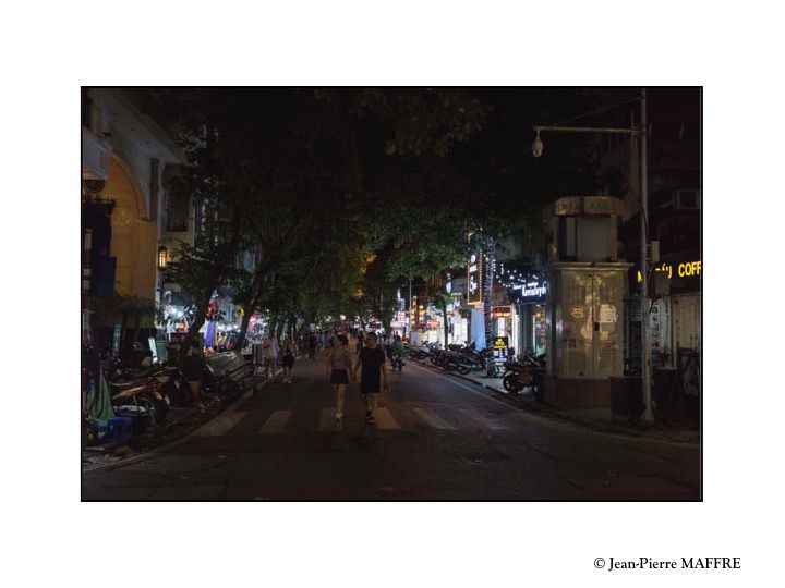 La nuit, dans la "rue des Occidentaux" de Hanoï, des mini concerts en plein air sont souvent organisés.