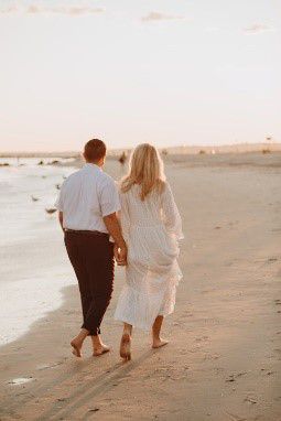 Un couple marchant sur la plage  